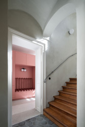 Pohled na jedno z původních schodišť. (Rekonstrukce Malého Buquoyského Paláce v Praze, Tereza Scheibová)