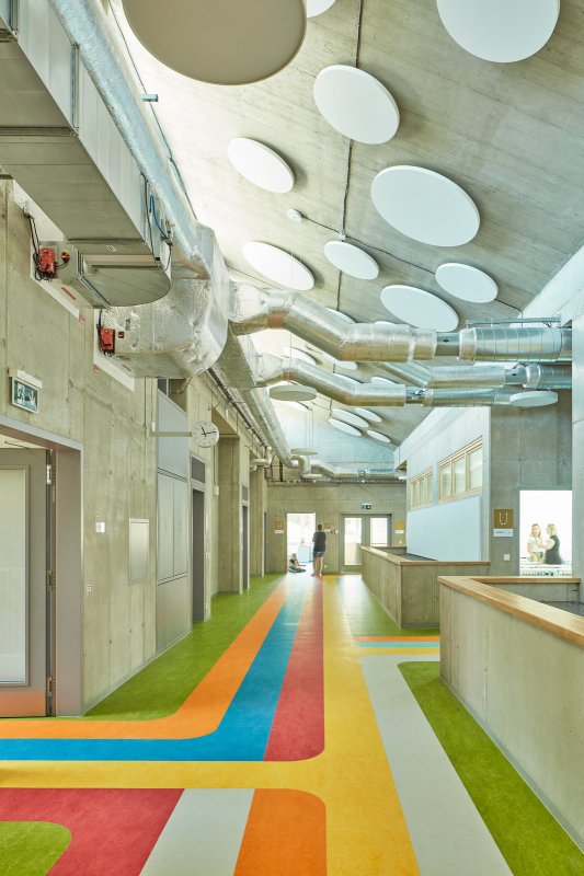 Rozvodná potrubí i konstrukční materiály ponechali architekti odkryté, aby i děti mohly vnímat, co vše budova k životu potřebuje. (ZŠ bratří Fričů v Ondřejově; ATELIER 6)