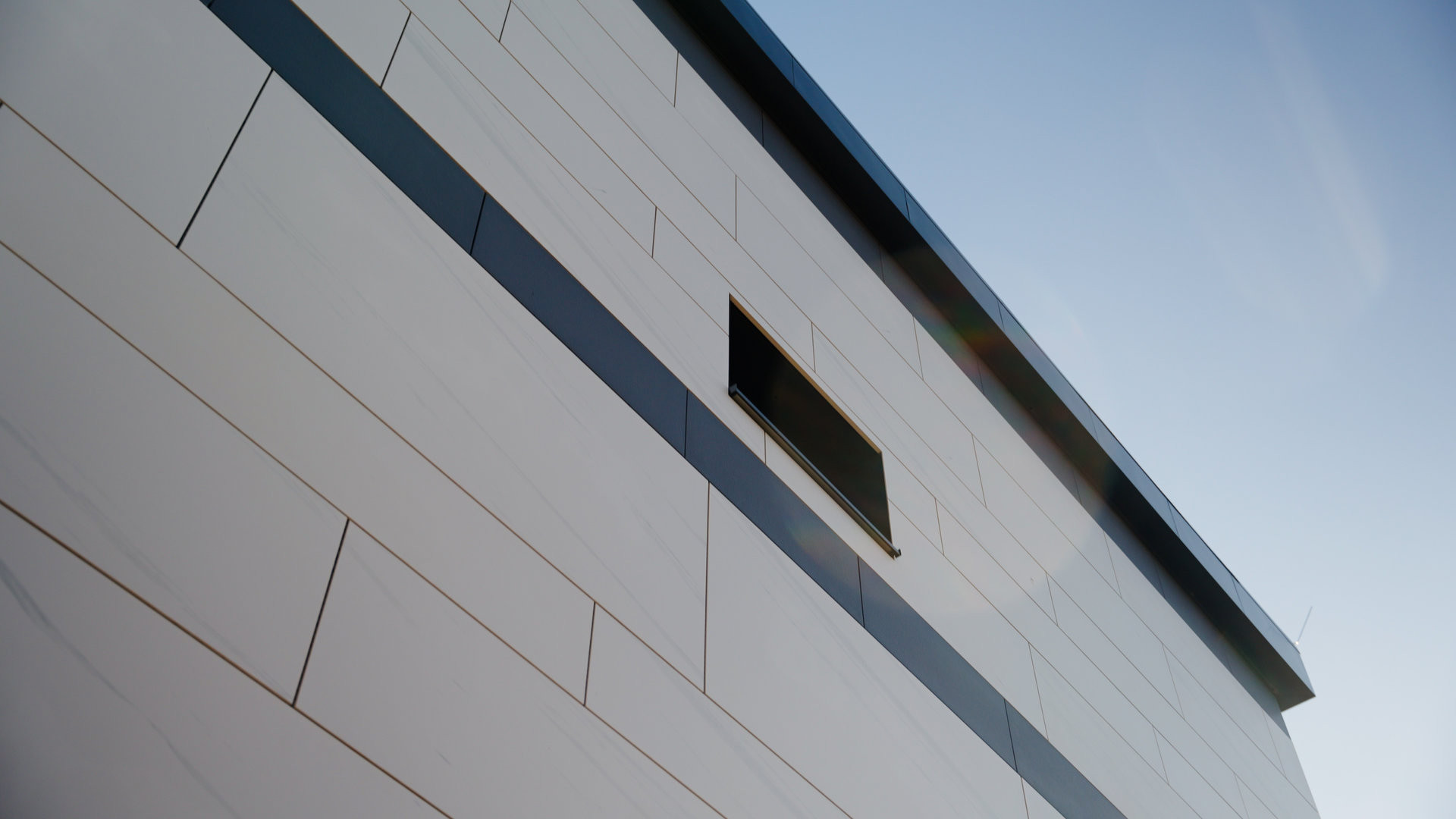 Rodinný dům s keramickou fasádou FRONTEK (Rekonstrukce domu na Vysočině)