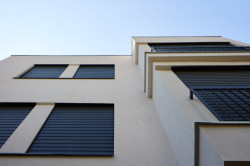 Prostor balkonů zvětšil pokoje. (Řadový dům v Čimicích, Plus One Architects)