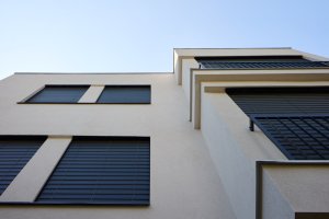 Prostor balkonů zvětšil pokoje. (Řadový dům v Čimicích, Plus One Architects)