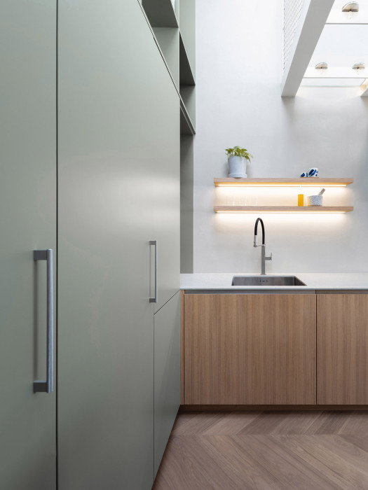 Na půdě; DEVOTO zajišťovalo výrobu a montáž vestavného nábytku, dveřních obkladů, schodišťových prvků i atypických úložných řešení. (Půdní byt Palmovka; boq architekti)