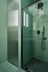 Byt Nusle, Amulet + T. Melková: Koupelna byla kompletně obložena zelenkavě tyrkysovým obkladem.