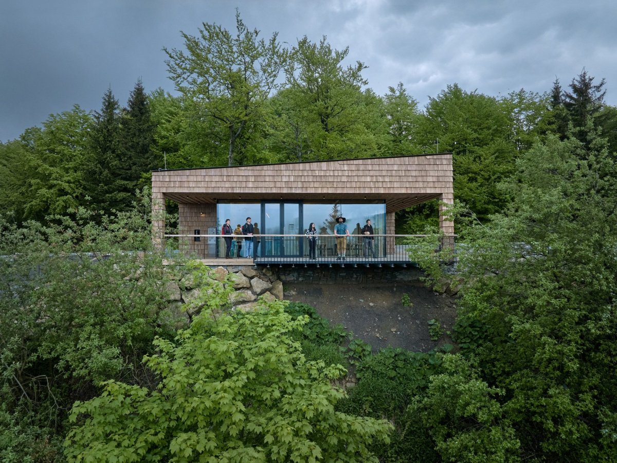 Terasa do údolí (Brána Pusteven; henkai architekti)