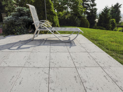 Dlažba TRAVERTIN podtrhne jak moderní tak historické stavby, ilustrační fotografie.