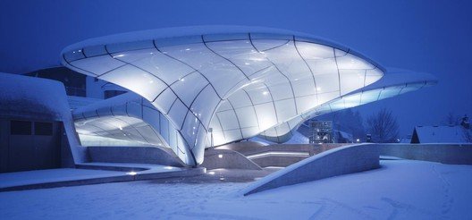 Svou stopu v Innsbrucku nechala Zaha Hadid i v podobě lanovky Hungerburgnahn. Na svou dobu futuristickou stavbu město otevřelo v roce 2007. 