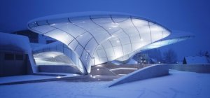 Svou stopu v Innsbrucku nechala Zaha Hadid i v podobě lanovky Hungerburgnahn. Na svou dobu futuristickou stavbu město otevřelo v roce 2007. 