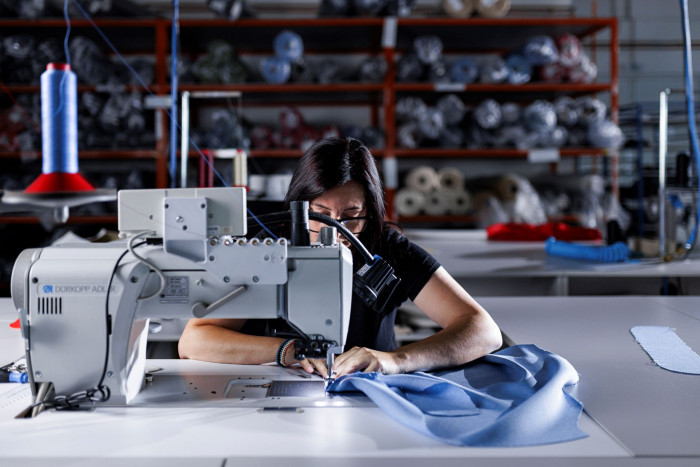 Švadlen si  LD Seating zakládají na milimetrové přesnosti.