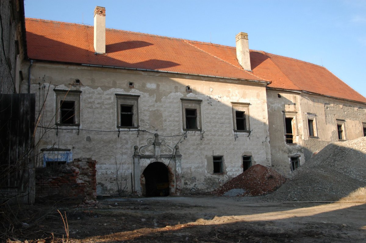 V průběhu rekonstrukce byly zachovány a opraveny všechny původní stavby