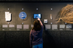 Od 21. března do 1. září bude v pražském CAMPu k vidění výstava Planeta Praha, která pozoruje město „očima“ rostlin a živočichů.