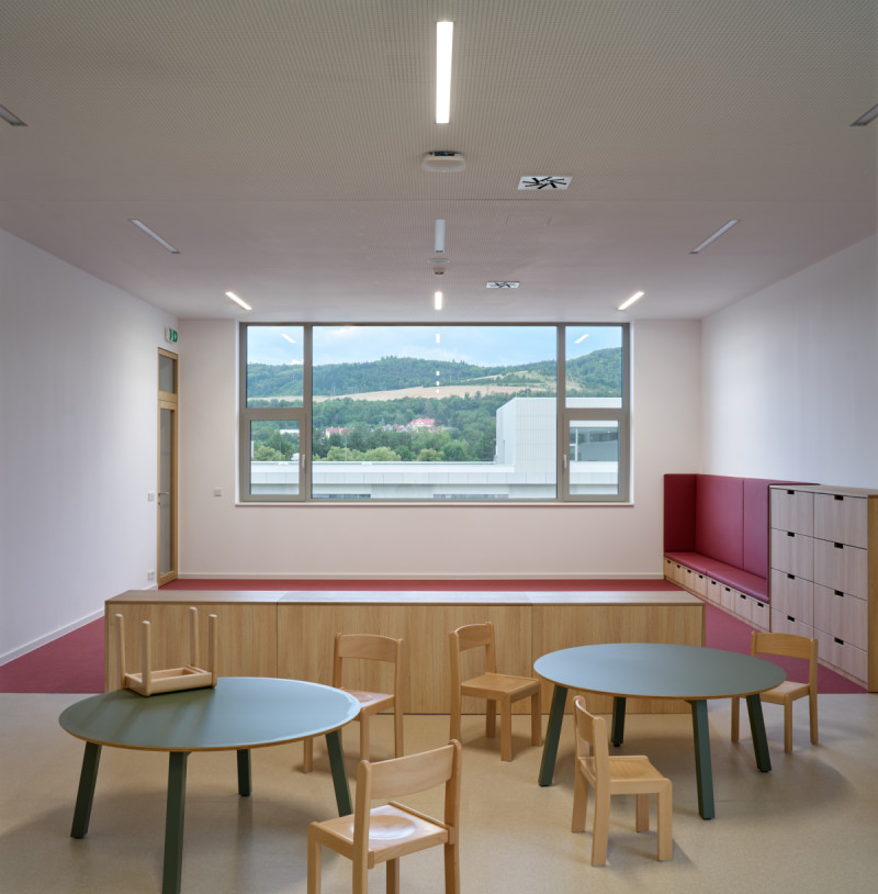 Podobu nově postaveného objektu zpracovalo architektonické studio Opočenský Valouch Architekti. (Nová škola Via v Berouně; OVA )