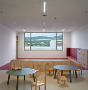 Podobu nově postaveného objektu zpracovalo architektonické studio Opočenský Valouch Architekti. (Nová škola Via v Berouně; OVA )