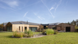 Rodinný dům na Pardubicku, Kvalitář: Rodinný dům na Pardubicku charakterizuje rozvětvený půdorys a dřevěný obklad.