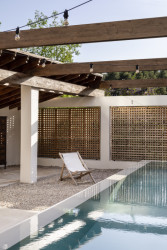 Atrium, využití prvku mřížky (Farma Sa Taronja, Beef architekti)