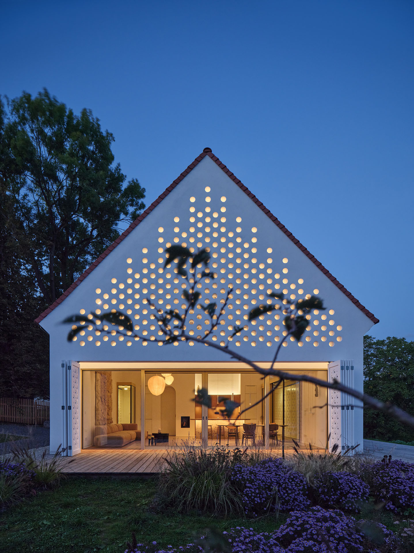 Perforování propouští světlo dovnitř ale i ven. (Dům Oskar, Jan Žaloudek)