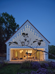 Perforování propouští světlo dovnitř ale i ven. (Dům Oskar, Jan Žaloudek)