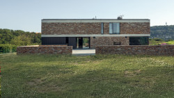 Vila s krytým bazénem od Petra Dobrovolného