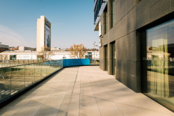 Nejudržitelnější kanceláře Slovenska stojí v Bratislavě. Navrhlo je studio OFIS. (na obrázku: použití keramických dlaždic RAKO, Kaamos Outdoor, DAR66585)