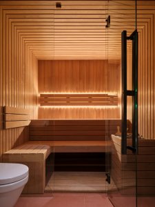 Součástí je též sauna. (Chalupa Na Kukačkách; edit! architects)