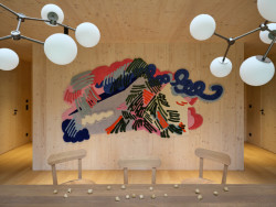 Tapiserie od studia Masopust dekoruje dřevěný interiér. (Chalupa Na Kukačkách; edit! architects)