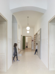 Budova si zachovává unikátní historickou hodnotu. (Mateřská škola v Unterachu, Ateliér Hohengasser Wirnsberger)