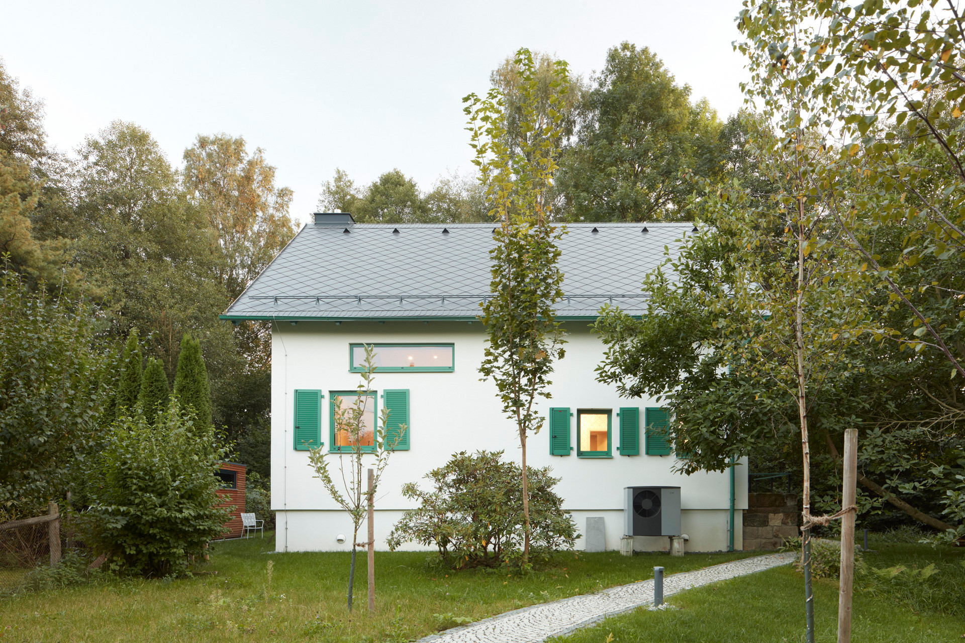 Pohled na dům ze zahrady (Rodinný dům Chřibská od 0,5 Studio)