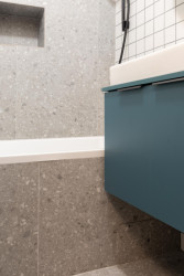 Terrazzová dlažba se propisuje i na obklad vany a stěny za ní. - Rekonstrukce bytu v Praze - Holešovicích, Studio Schwestern.