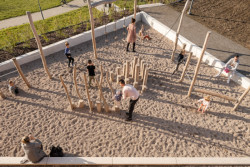 Revitalizace areálu kasáren ve Vysokém Mýtě, Barbora Srpková, Martin Lukáč: Roli klasických průlezek pak zastává takzvané „kůlové hřiště“ s lany a hrazdami