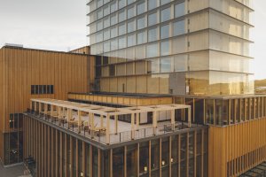 Uhlíkově neutrální kulturní centrum Sara od White Architekter
