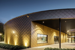 Multifunkční kulturní centrum v belgickém Kapellen obložené hliníkovými šablonami