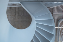 Městská knihovna v Praze na Petřinách, studio MONOM: Atriu dominuje točité schodiště.