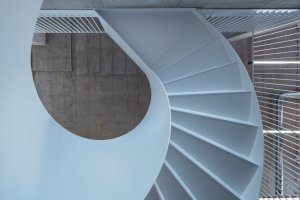 Městská knihovna v Praze na Petřinách, studio MONOM: Atriu dominuje točité schodiště.