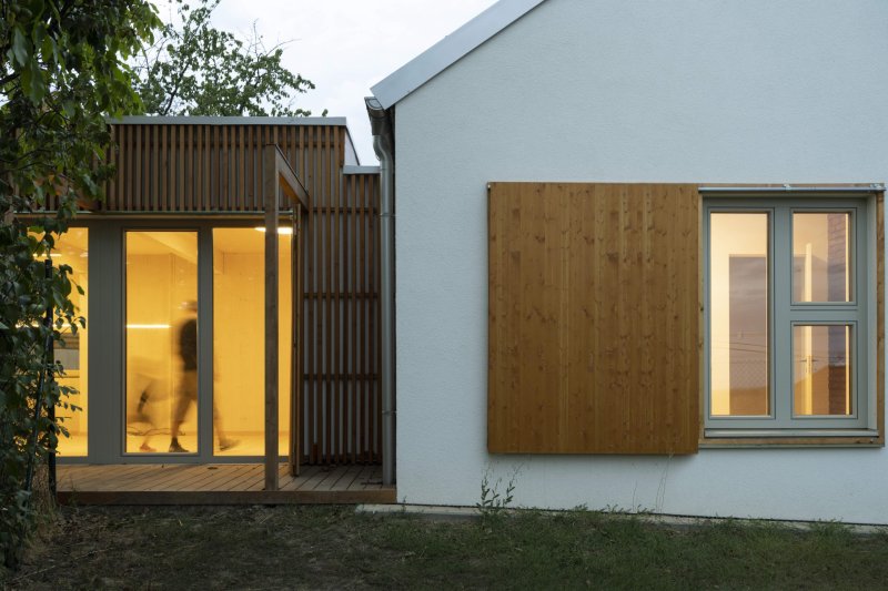 V malé vesnici na západě Slovensko stojí nově zrealizovaný dvojdům pro zdravotně a mentálně znevýhodněné navržený architekty z ateliéru A33