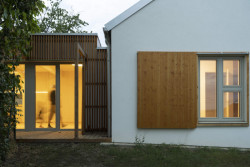 V malé vesnici na západě Slovensko stojí nově zrealizovaný dvojdům pro zdravotně a mentálně znevýhodněné navržený architekty z ateliéru A33