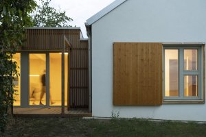 V malé vesnici na západě Slovensko stojí nově zrealizovaný dvojdům pro zdravotně a mentálně znevýhodněné navržený architekty z ateliéru A33