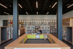 Tomuto architekti říkají "pískoviště". Hrát si v něm mohou větší děti i batolata. (Městská knihovna v Rožnově pod Radhoštěm, ČTYŘSTĚN)