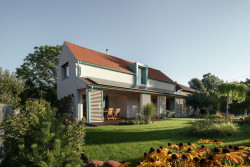 Architekti k jeho hlavní fasádě umístili pobytovou terasu. (Rodinný dům v Klokočné od ateliéru Chrama)