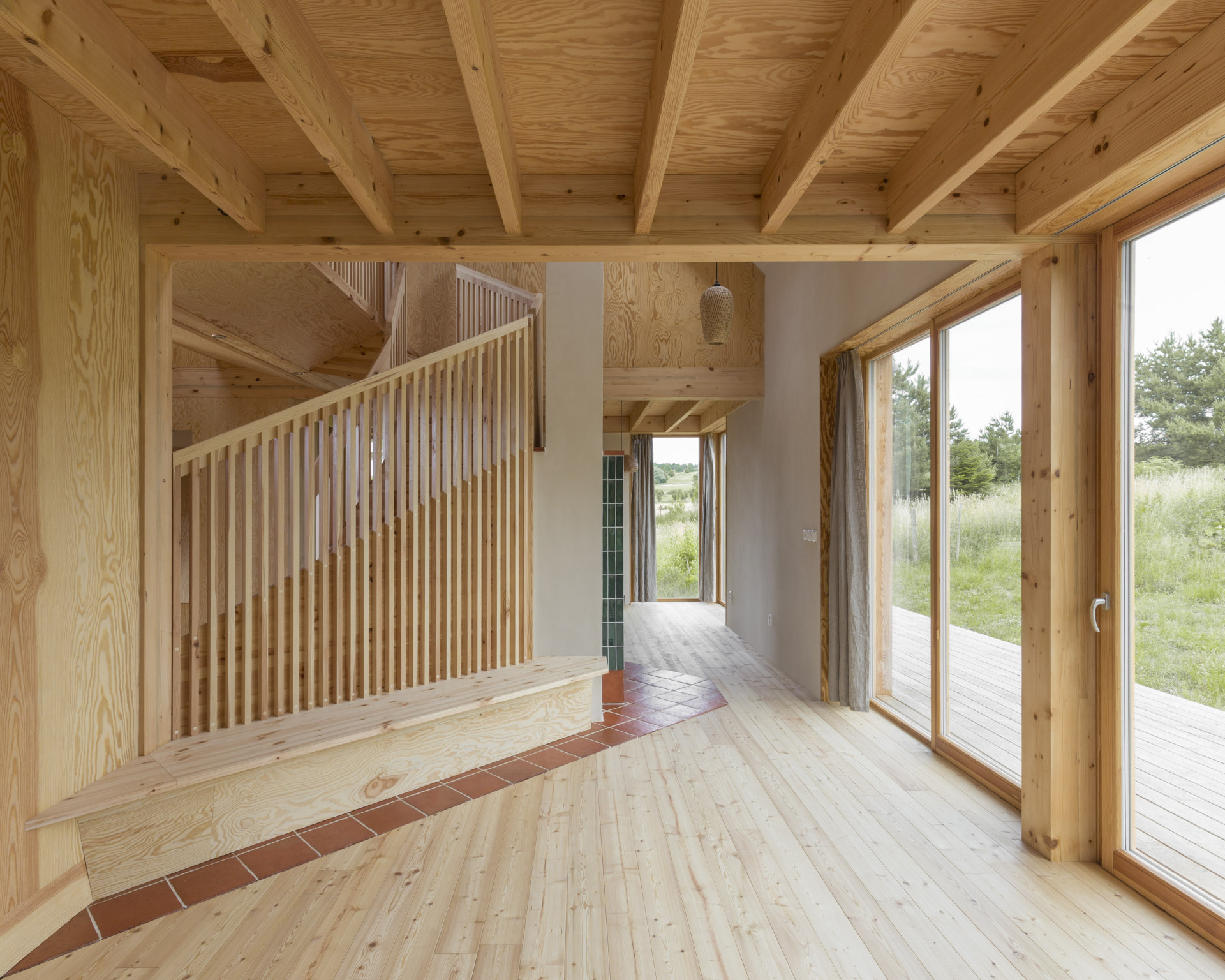 Nový rodinný domek má výhled na údolí Berounky a hrad Karlštejn. (Casa De Mi Luna, Studio Circle Growth)