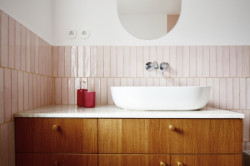 Koupelna prošla proměnou a dostalo se jí nového jemného obložení. (Markéta Janderová, rekonstrukce bytu v Praze - Vokovicích)