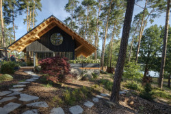 Směrem k jezeru je zastřešená terasa. (Chata Spiegelbaude, A1 architects)