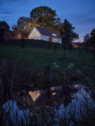 Perforování propouští světlo dovnitř ale i ven. (Dům Oskar, Jan Žaloudek)