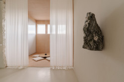 Změkčení prostoru pomocí světlých závěsů (Kreativní studio v socialistických prostorech; Absurd Studio)