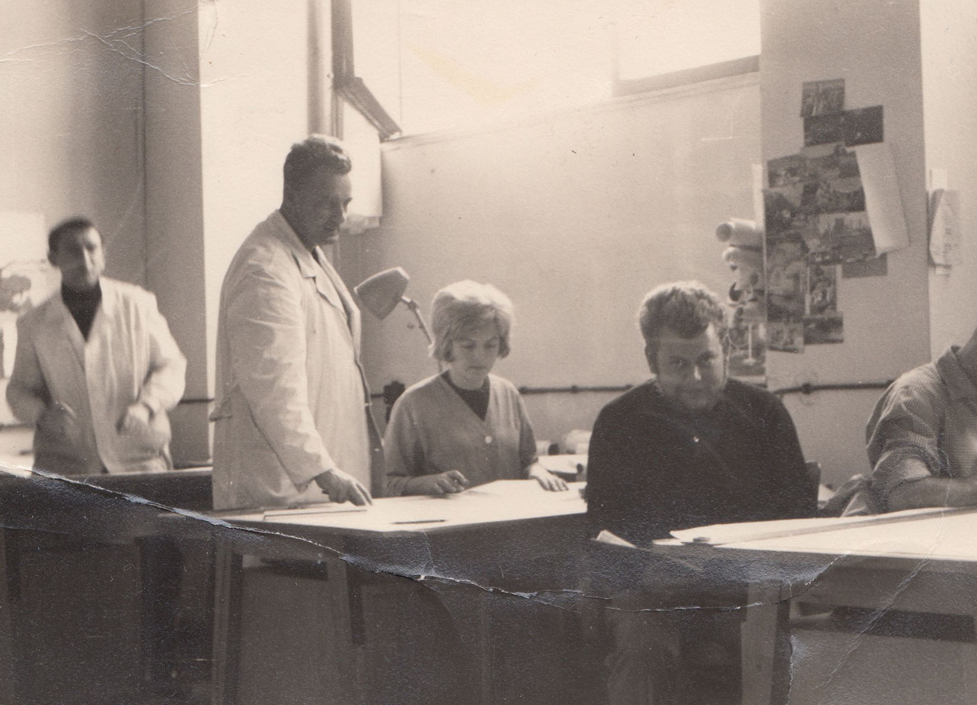 Architekti byli v 60. letech mistři svého řemesla, proto zde Vladimír Machonin konzultuje v bílém
plášti.