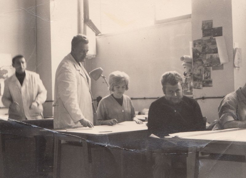 Architekti byli v 60. letech mistři svého řemesla, proto zde Vladimír Machonin konzultuje v bílém
plášti.