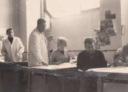 Architekti byli v 60. letech mistři svého řemesla, proto zde Vladimír Machonin konzultuje v bílém
plášti.