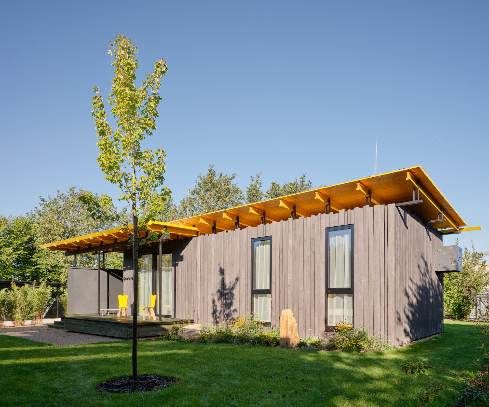 Jasné střechy kontrastují s tmavou fasádou z dubového dřeva opalovaného technikou Shou Sugi Ban, zajišťující dlouhou životnost. (Bee House; Petr Novák)