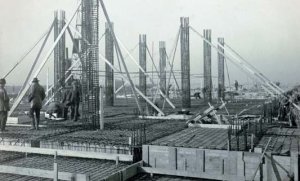 Obr. 3b: Dobová fotografie z průběhu výstavby v letech 1928 až 1931 – foto