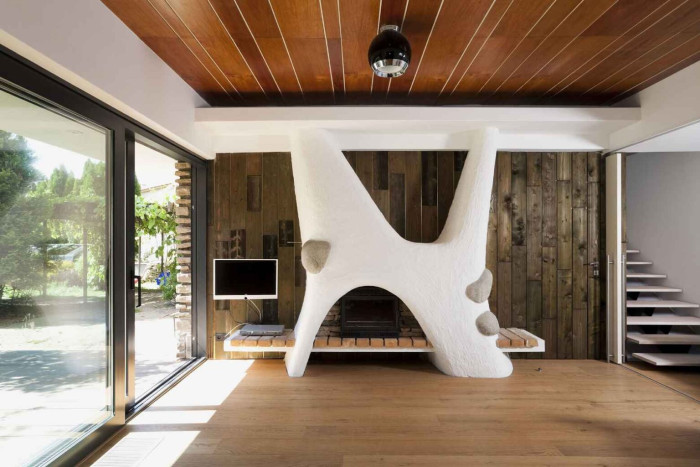 Dodavatel stavby byla  EB – stavební společnost (Rekonstrukce experimentálního domu v Rožnově pod Radhoštěm; Kamil Mrva)