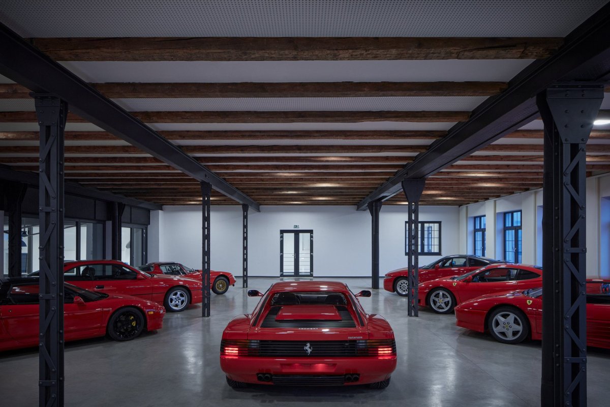 Místo skleněných tyčí na výrobu jablonecké bižuterie, jsou tu jiné poklady. (Automoto muzeum v Lučanech nad Nisou, studio ARCHIDEE, architekt Ondřej Novosad)