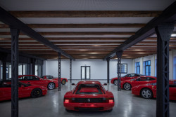 Místo skleněných tyčí na výrobu jablonecké bižuterie, jsou tu jiné poklady. (Automoto muzeum v Lučanech nad Nisou, studio ARCHIDEE, architekt Ondřej Novosad)